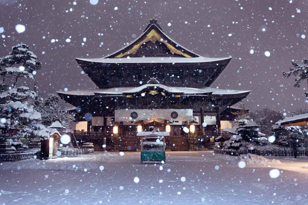 雪の善光寺